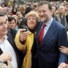 Rajoy se fotografía con una simpatizante durante su visita a Algeciras