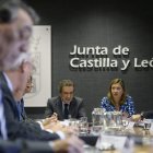 Los consejeros de Hacienda y Presidencia, ayer, en la reunión con los delegados territoriales.