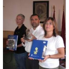La autora del estudio, el alcalde y la directora de la banda