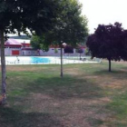 Estado del cesped de las piscinas de verano propiedad del Ayuntamiento de Bembibre.