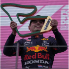 Verstappen celebra su triunfo en el podio. VOJINOVIC