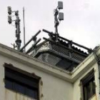 Una antena de telefonía móvil instalada en la céntrica plaza de las Cortes Leonesas