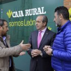 Lupicinio Rodrigo, Cipriano García y Lisandro García charlan durante la inauguración. ACACIO