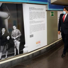 Isabel Díaz Ayuso ayer en el Metro de Madrid, viendo las nuevas reproducciones en vinilo de obras del Museo del Prado. ZIPI