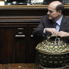 Bersani deposita su voto durante la tercera votación.