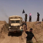 Imagen de combatientes del Estado Islámico en Irak, cerca de la frontera siria, hecha pública en una cuenta yihadista de Twitter.