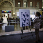 Una mujer ante un cartel con información sobre el ébola en el Hospital Bellevue de Nueva York donde está incresado el doctor Craig Spencer.