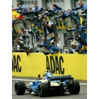 Los mécanicos de Renault celebran la victoria de Fernando Alonso