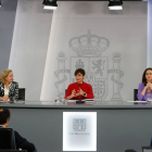 Nadia Calviño, Isabel Rodríguez e Ione Belarra, durante la rueda de prensa posterior a la reunión del Consejo de Ministros. JAVIER LIZÓN
