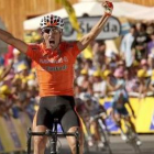 El corredor español Mikel Astarloza celebra su victoria en la decimosexta etapa del Tour.
