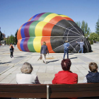 El gran globo aerostático que ocupaba la plaza de San Marcos no pudo volar. F. OTERO PERANDONES