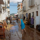 Una vecina participa en la limpieza de los daños del temporal en les Cases d’Alcanar (Tarragona). Q. GARCÍA