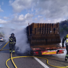 El camión ardiendo en la zona de su eje trasero en la autovía A-6. DL