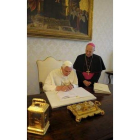 Benedicto XVI, firmando su tercera encíclica.