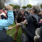 Partidarios y defensores de Trump se enfrentan en una protesta en Berkeley.