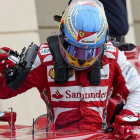 Fernando Alonso sale de su Ferrari tras los entrenamientos de clasificación del GP de Baréin, este sábado.