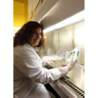 Dafne García Mateos en el laboratorio de la ULE donde investiga.