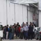 Operarios de Friger, ayer en la planta de Montearenas.