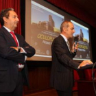 El gerente, Juan Luis Burón y el jefe de Oftalmología, Manuel Franco, inauguran el curso.