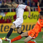 El sevillista Negredo intenta llevarse el balón ante Mateos.