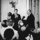 Carter, en 1980, haciendo entrega de la medalla de oro del Congreso a Simon Wiesenthalm.