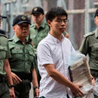 Sale de prisión el activista prodemócrata hongkonés Joshua Wong.