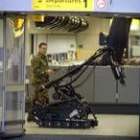 Un policía maneja un robot en el aeropuerto de Amsterdam