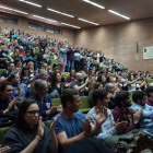 Los alumnos y profesores que llenaron el paraninfo aplaudieron efusivos al conocer el aprobado. DL