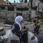 Niños sirios juegan en un carrusel durante el segundo día de la festividad musulmana de Eid Al Adha, en Douma, este martes.