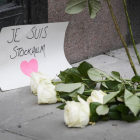 Flores en homenaje a los fallecidos en el atentado de Estocolmo.