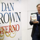 El estadounidense Dan Brown posa en la presentación de ‘Inferno’ en la Biblioteca Nacional.