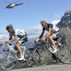 Frank Schleck rueda detrás de Alberto Contador, que no encontró su ritmo de pedaleo.
