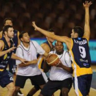 Seawright, con el balón, se ejercitó con sus compañeros para asimilar los esquemas de juego.
