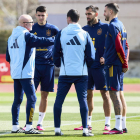 De la Fuente conversa con varios jugadores en un momento del entrenamiento de ayer. PABLO GARCÍA