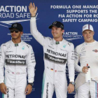 Nico Rosberg, flanqueado por Lewis Hamilton y Valtteri Bottas, celebra su 'pole' de Suzuka.