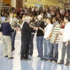 En el descanso se homenajeó al San José por la plata en la Copa de la Reina