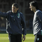 Sergio Fernández, a la derecha, dialoga con el técnico Garrido en un entrenamiento del Betis.