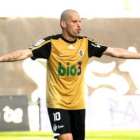 Yuri, muy silbado en Vigo por su pasado en el Pontevedra, celebra el tanto del empate.