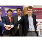 Jan Krzysztof Duda, Wesley So, Vishy Anand y Jaime Santos con el extra del Magistral de Diario de León en el Club de Prensa del Decano de la prensa leonesa. JESÚS