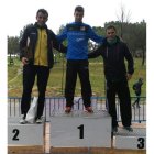 Eduardo Valcarce en lo más alto del podio junto a Ortiz y Alonso. DL