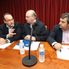 El presidente del Consejo habla ayer noche en el Pleno con Emilio Cubelos y José Luis Ramón.