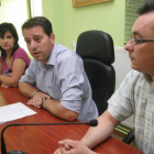 El ex alcalde de Cacabelos, entre su ex teniente de alcalde y una de las ediles que vuelven a estar en el centro de la polémica.