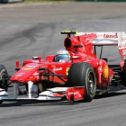 Alonso conduciendo ayer su vehículo el GP de Brasil.