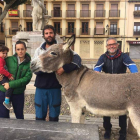 Mariano y su familia posan en la plaza del Grano, donde duerme. FOTO CIENTO VOLANDO