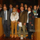 Foto de familia de la presidenta de la Diputación con los premiados en ambos certámenes.