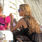 Ester Cañadas, con su hija en Formentera.