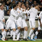 Los jugadores madridistas celebran el segundo gol al Marsella obra del defensa Albiol.