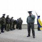 Soldados ucranianos esperan en el aeropuerto de Belbek, en Crimea, el pasado 4 de marzo.