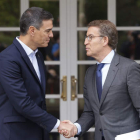 El presidente del Gobierno estrecha la mano del presidente del PP a las puertas de La Moncloa. SERGIO PÉREZ