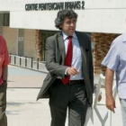 Félix Millet, un abogado y Jordi Montull, a la salida del centro penitenciario.